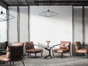 Miniaturka 2 - Lampa wisząca Vario L czarna z geometrycznym kloszem w aranżacji loftowego salonu