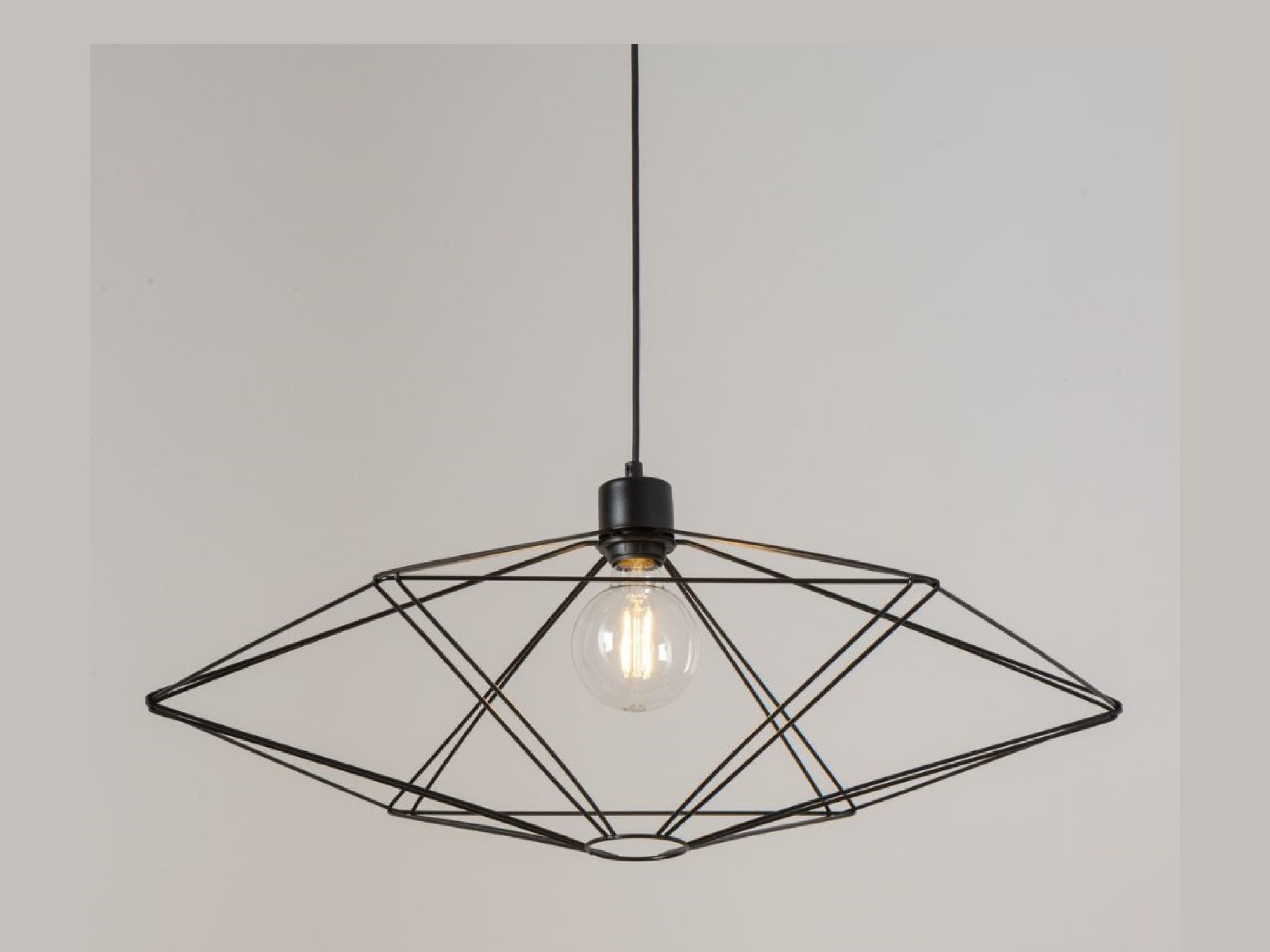 Zbliżenie lampy Vario L na czarne metalowe pręty klosza i żarówkę