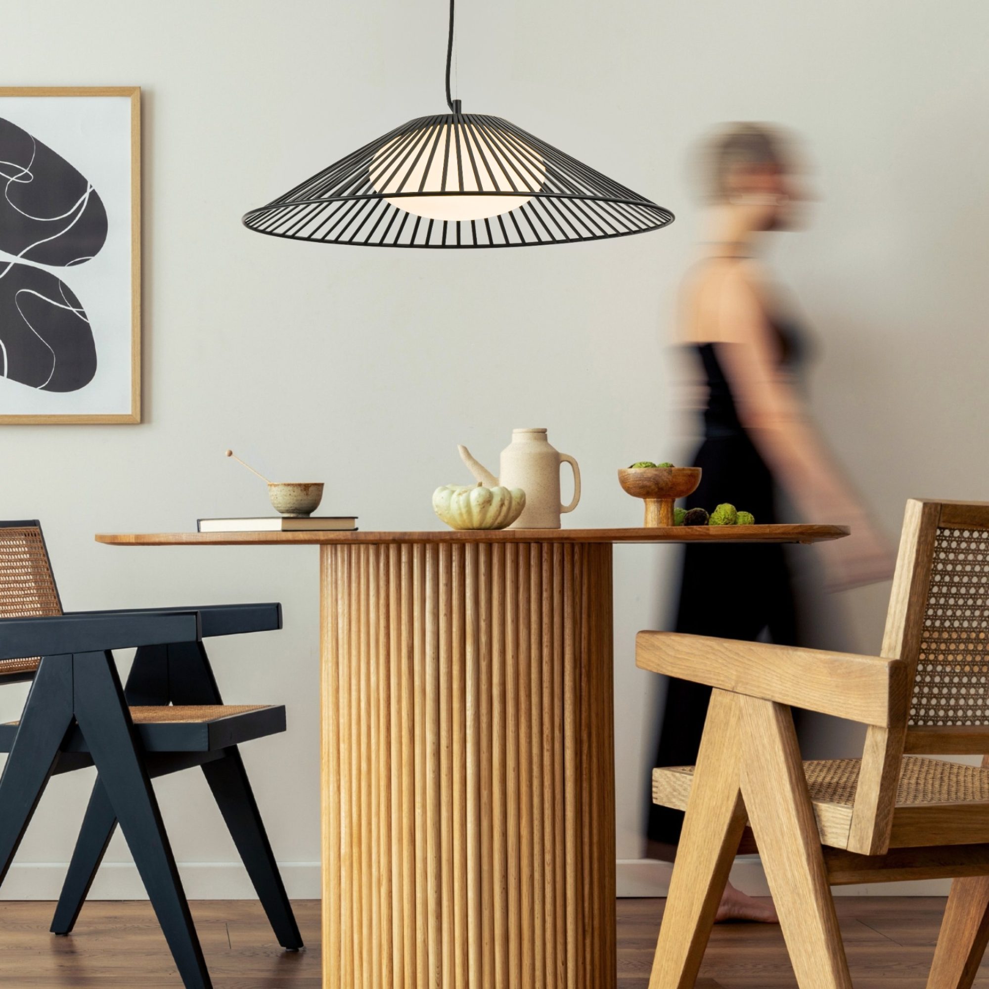 Lampa wisząca Velono 60 cm nad drewnianym stołem w jadalni