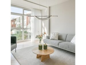 Miniaturka 2 - Lampa Venesia LED nad okrągłym stolikiem przy szarej sofie w jasnym salonie