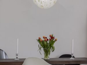 Miniaturka 2 - Biała lampa wisząca Vesaro z plecionym abażurem nad stołem w jadalni