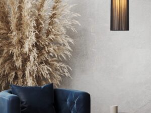 Miniaturka 1 - Lampa wisząca Vesodia jednopunktowa w aranżacji salonu z fotelem