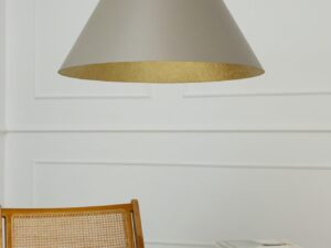 Miniaturka 10 - Vesuvio L taupe-złota, stożkowa lampa wisząca w aranżacji wnętrza