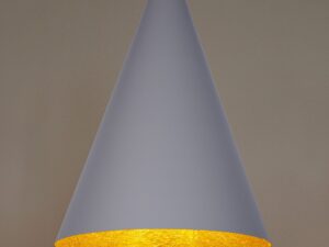 Miniaturka 11 - Lampa Vesuvio S szaro-złota, widok rozświetlonego wnętrza stożkowego klosza