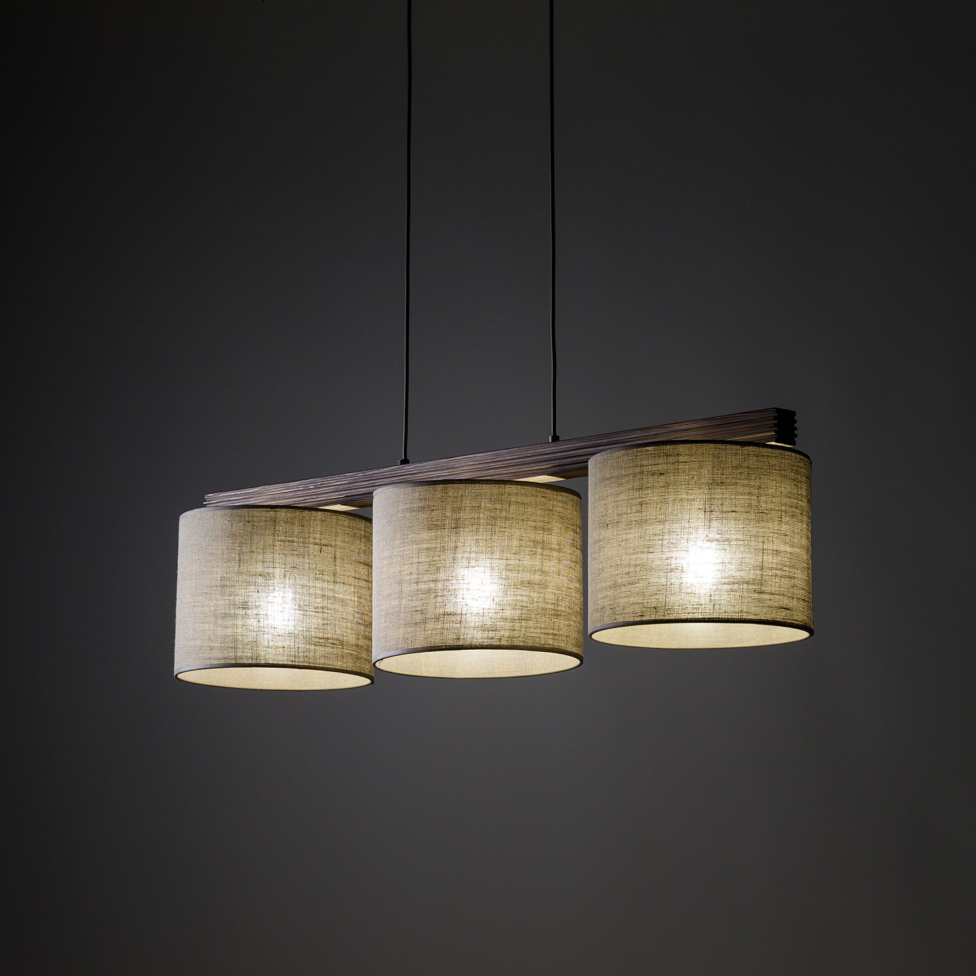 Lampa wisząca Viga Shade 3-punktowa z włączonymi źródłami światła