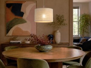 Miniaturka 3 - Lampa wisząca Viga Shade z wykończeniem orzechowym nad stołem w jadalni