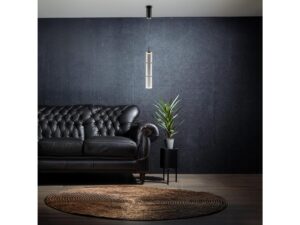 Miniaturka 1 - Dymiona lampa wisząca Viresio nad sofą w ciemnym salonie