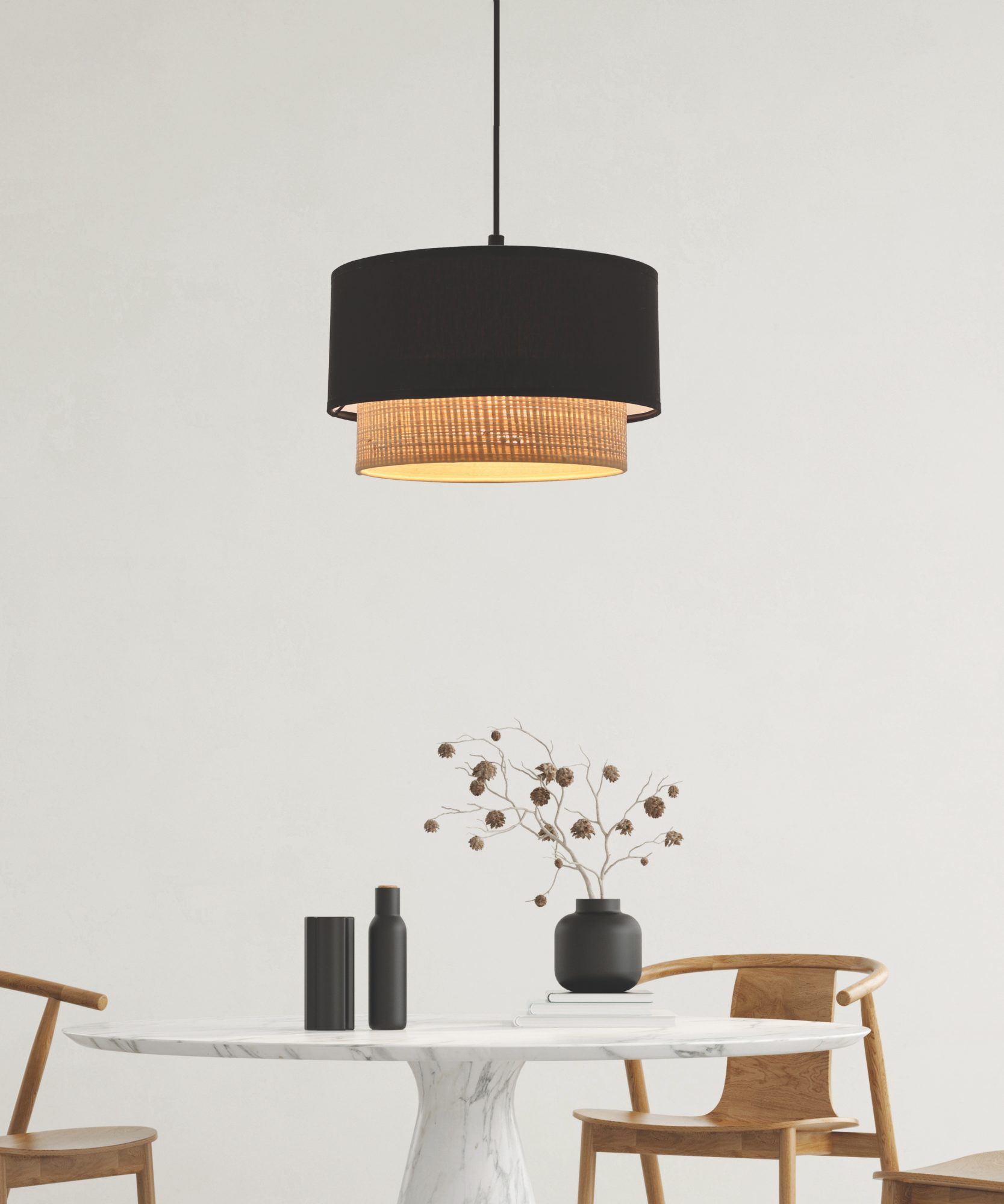 Lampa wisząca Viromino z rattanową osłoną nad stołem w jadalni
