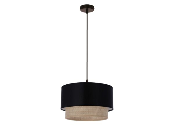 Lampa wisząca Viromino z czarnym abażurem i rattanowym dołem na białym tle