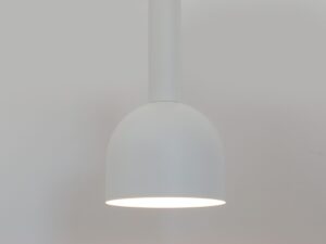 Miniaturka 9 - Detal białego klosza lampy Vitrum Dzwonek z włączonym źródłem światła
