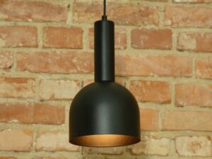Miniaturka 11 - Lampa Vitrum Dzwonek czarna nad strefą wypoczynkową na tle ceglanej ściany