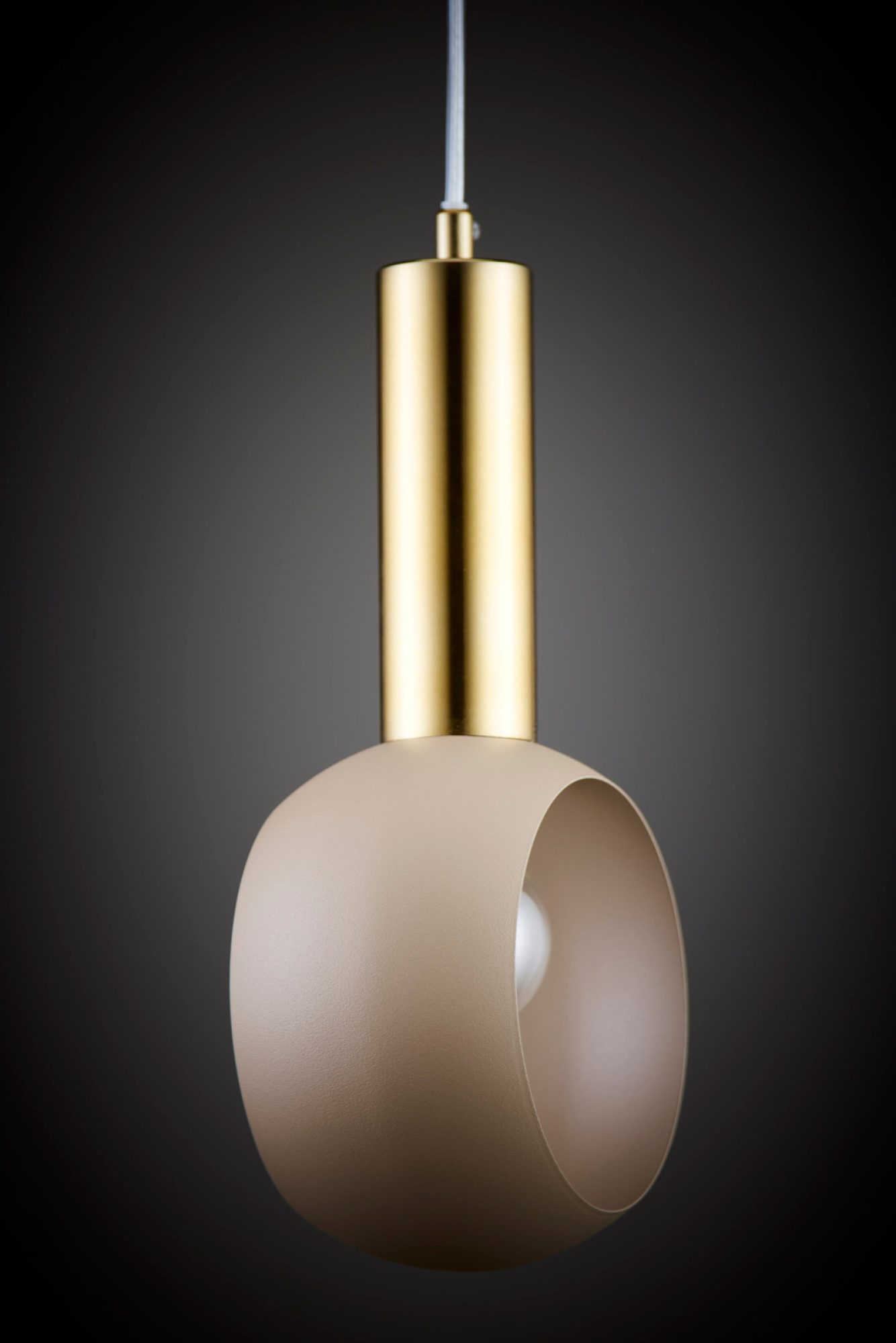 Lampa wisząca Vitrum Gold Oczko w zbliżeniu na ciemnym tle