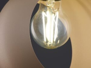 Miniaturka 5 - Detal klosza lampy Vitrum Gold Oczko ze świecącą żarówką