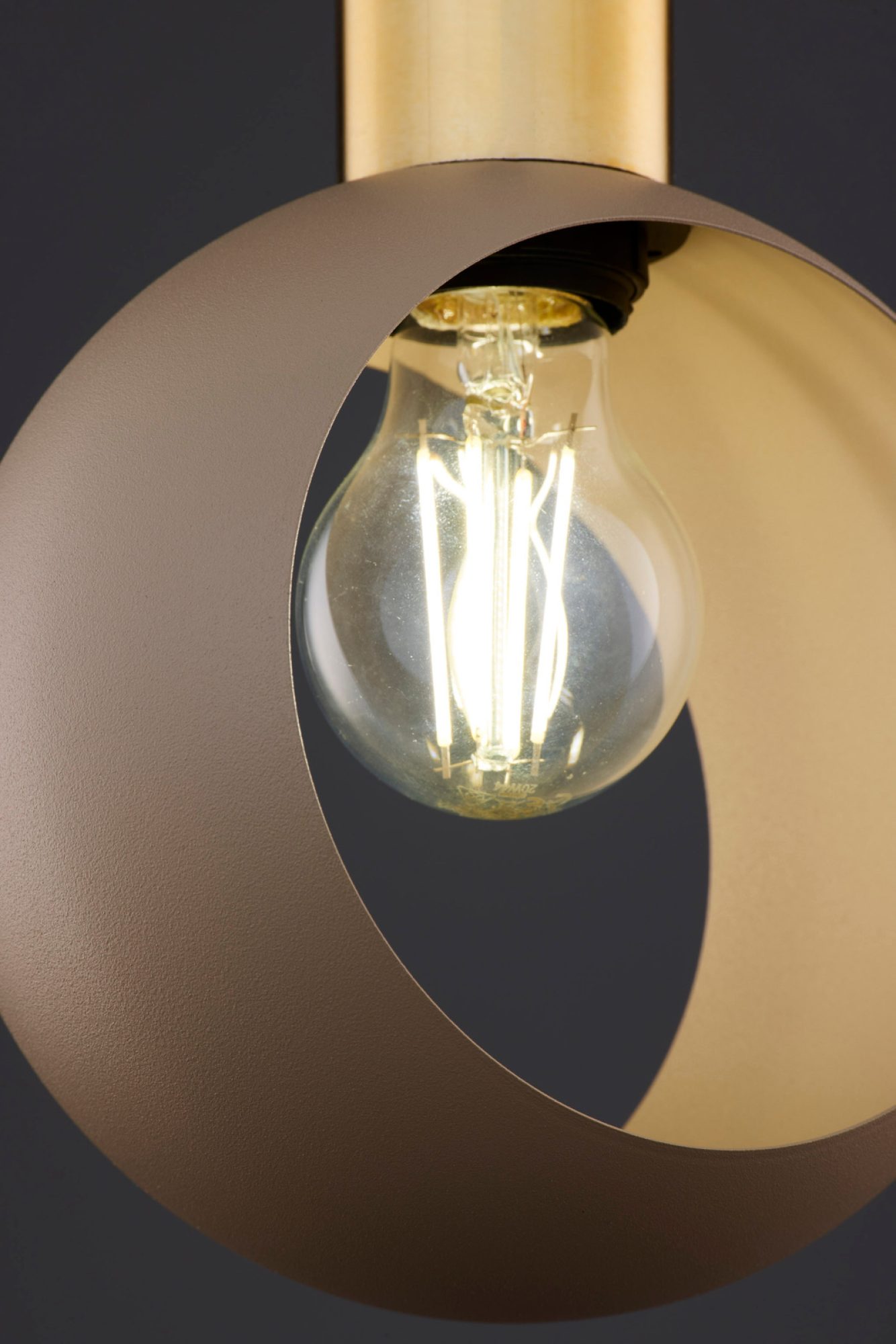 Detal klosza lampy Vitrum Gold Oczko ze świecącą żarówką