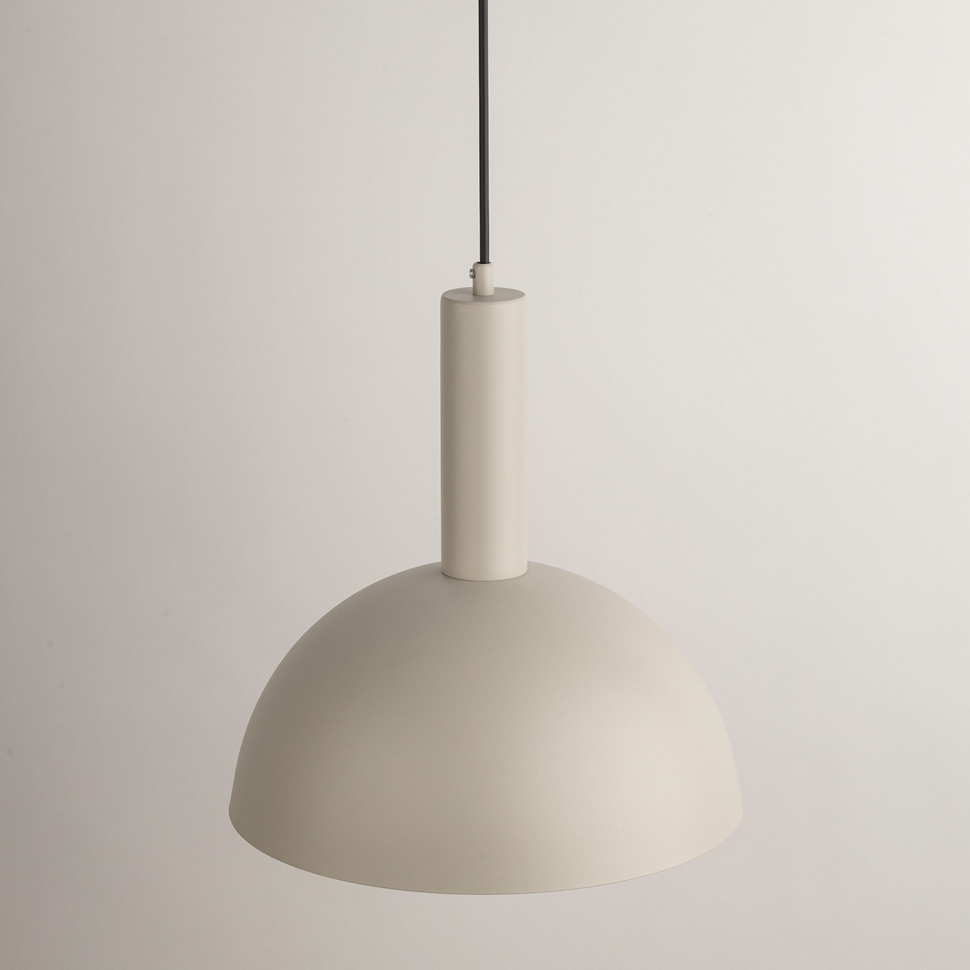 Lampa Vitrum Kopuła M w kolorze szary beż z oświetlonym metalowym kloszem