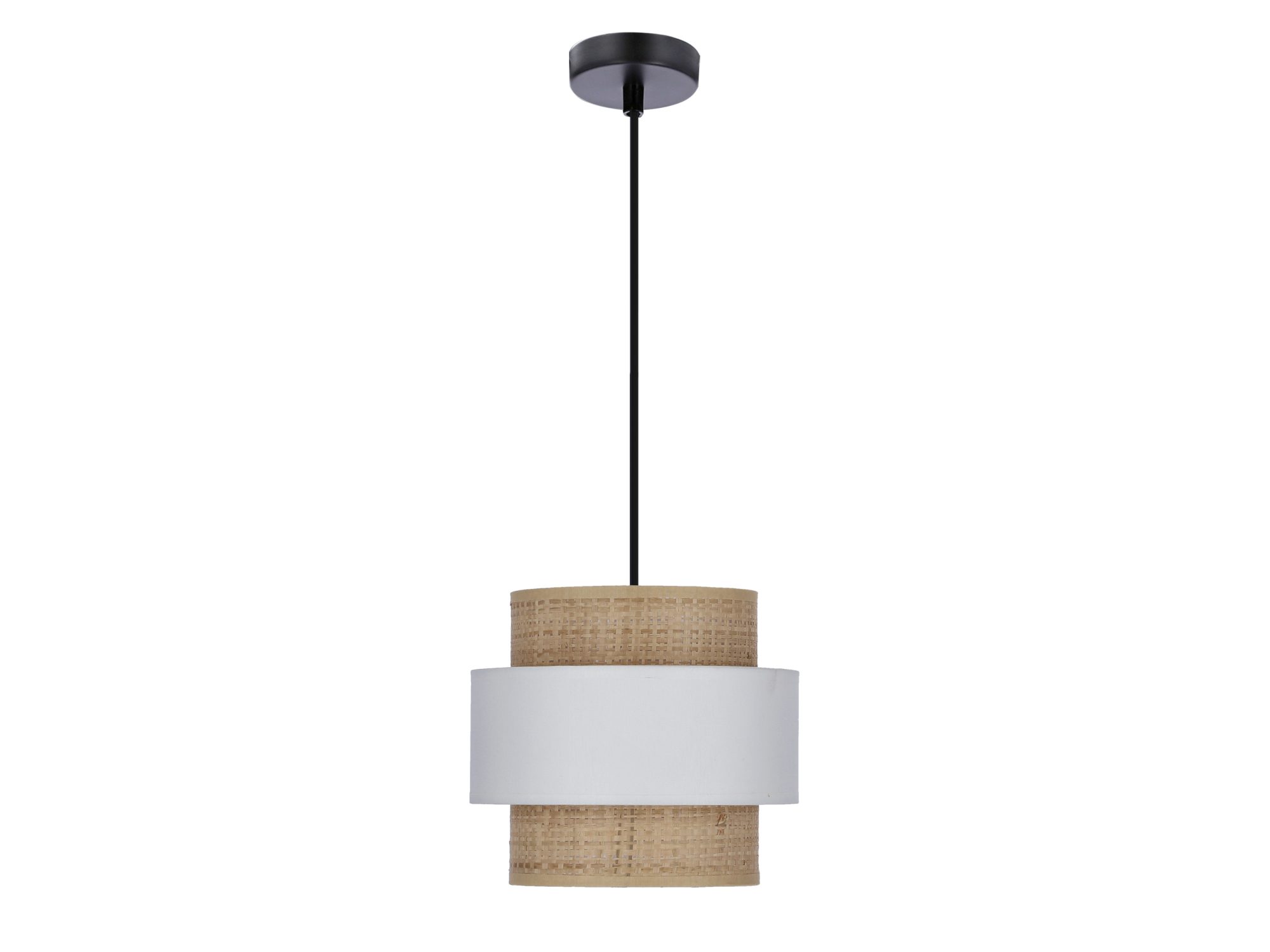 Lampa wisząca z kremowym rattanowym abażurem i białym pasem oraz czarnym zawieszeniem na białym tle
