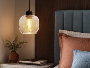 Miniaturka 1 - Lampa wisząca Zarasio świecąca w aranżacji sypialni przy łóżku