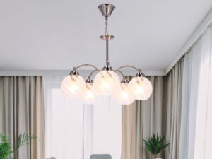 Miniaturka 1 - Lampa wisząca Zarevora nad stołem jadalnianym w jasnym wnętrzu