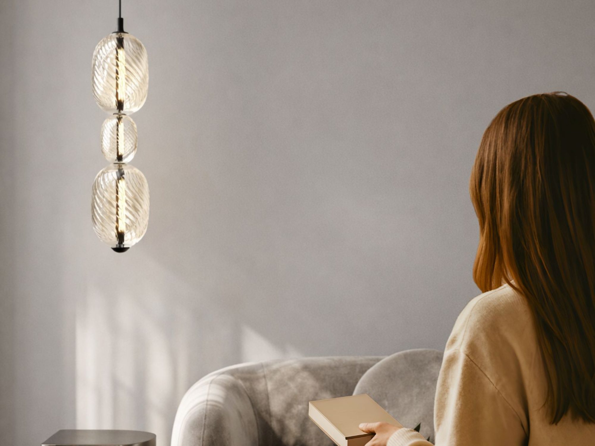 Lampa wisząca Zelotena w aranżacji salonu obok szarej kanapy