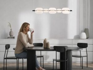Miniaturka 1 - Lampa wisząca Zelotena pięć kloszy LED w aranżacji nad stołem jadalnianym