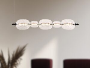 Miniaturka 2 - Lampa LED Zelotena z pięcioma szklanymi kloszami nad strefą wypoczynkową