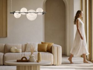 Miniaturka 1 - Lampa wisząca Zelotena z czterema szklanymi kulami nad strefą wypoczynku