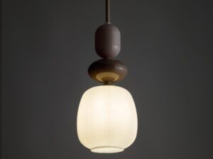 Miniaturka 6 - Lampa wisząca Zen Botti z białym kloszem w jasnej aranżacji wnętrza