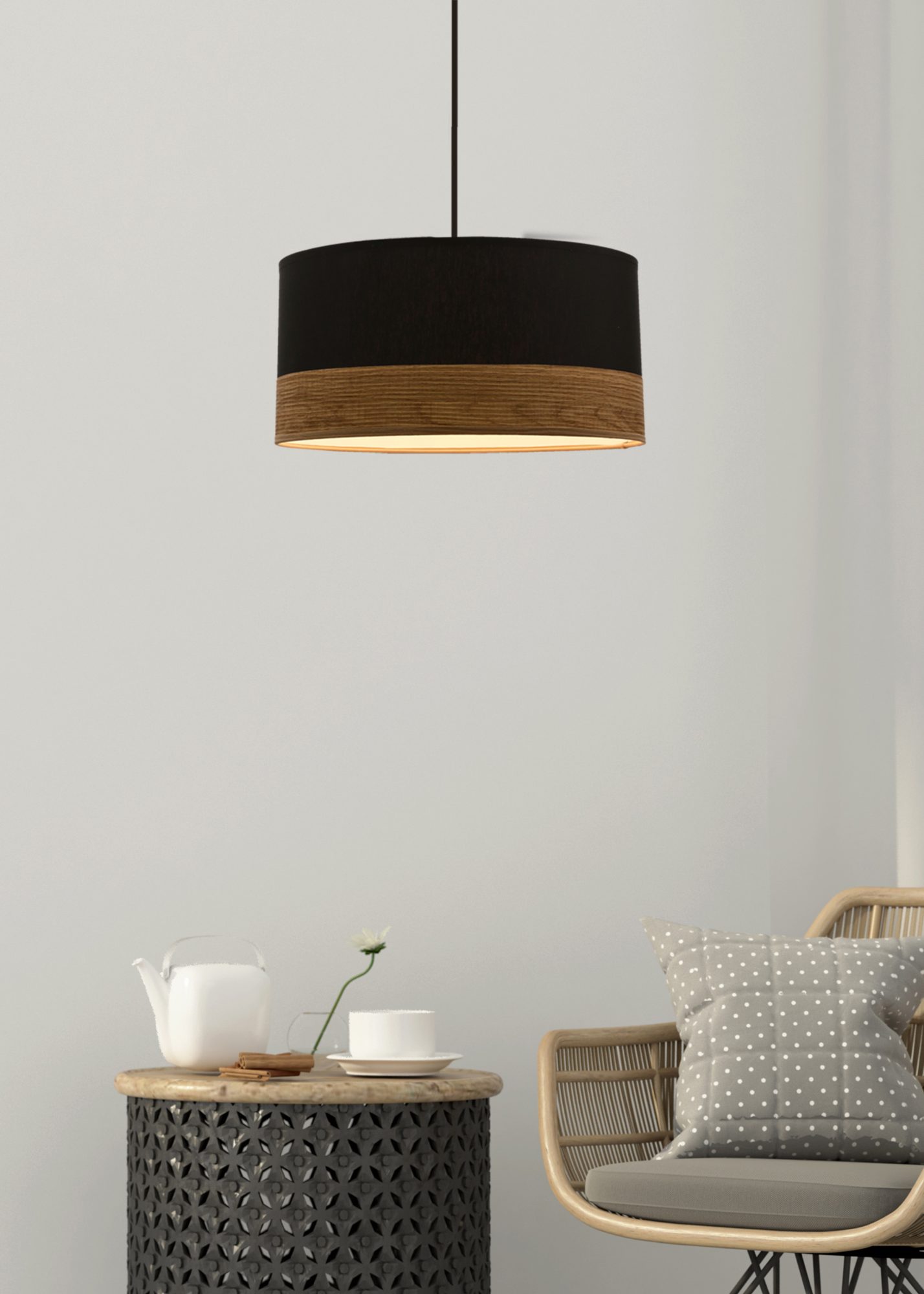 Lampa wisząca Zenala nad stolikiem w jasnym salonie