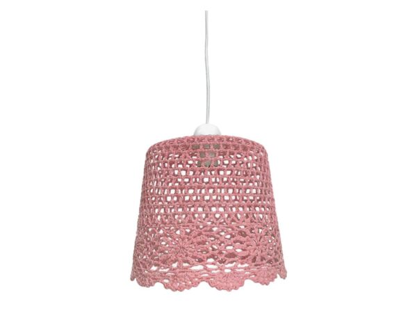 Różowa lampa wisząca Zenaseta z ażurowym plecionym abażurem i białym przewodem