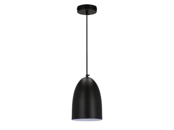 Czarna lampa wisząca Zenisino z podłużnym stalowym kloszem na białym tle