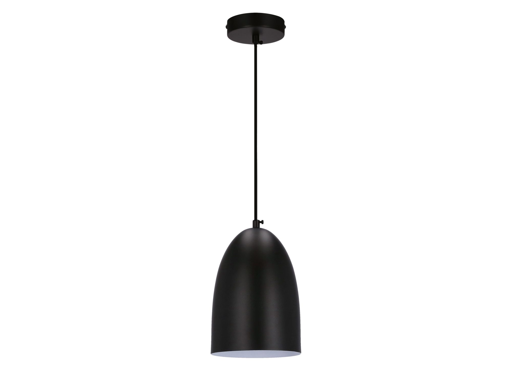 Czarna lampa wisząca Zenisino z podłużnym stalowym kloszem na białym tle