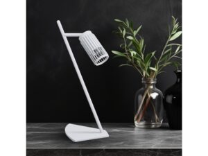 Miniaturka 5 - Lampka biurkowa Amilina biała na ciemnym blacie obok wazonu