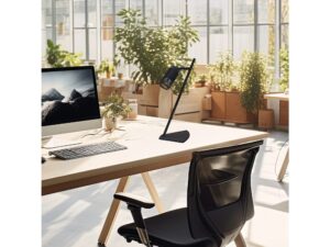 Miniaturka 4 - Lampka biurkowa Amilina czarna przy monitorze na jasnym biurku