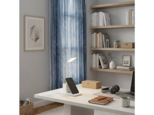 Miniaturka 2 - Lampka Ilarano LED na białym biurku w domowym gabinecie