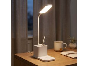 Miniaturka 4 - Biała lampka biurkowa Ilarano świecąca wieczorem