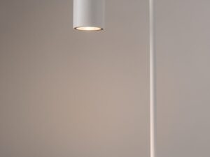 Miniaturka 2 - Biała lampka biurkowa Luis z włączonym światłem skierowanym na blat