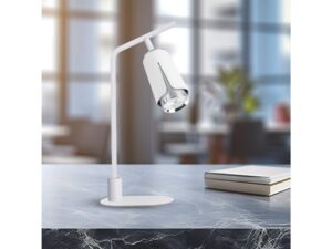 Miniaturka 5 - Biała lampka biurkowa Oraleta na blacie obok książek