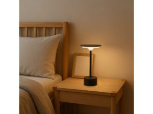 Miniaturka 7 - Czarna lampka Galiveta LED ustawiona na stoliku obok łóżka