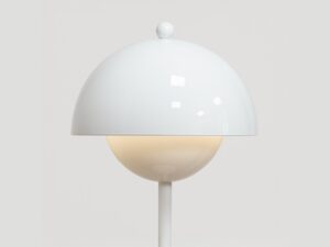 Miniaturka 2 - Zbliżenie białej lampki Galiveta z półkolistą osłoną i kulistą podstawą