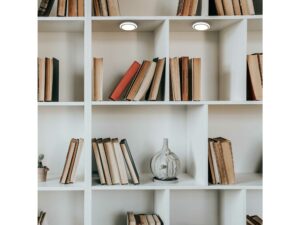 Miniaturka 4 - Okrągłe lampki meblowe LED świecące na półkach biblioteczki