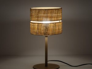 Miniaturka 1 - Lampka nocna Calma ze słomkowym abażurem w aranżacji sypialni