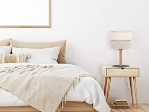 Miniaturka 1 - Lampka nocna Eco z jasnym drewnem i szarobeżową tkaniną w aranżacji sypialni