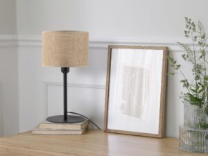 Miniaturka 1 - Lampka nocna Juta z jutowym abażurem w aranżacji sypialni