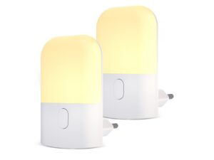 Miniaturka 7 - Biała lampka nocna LED do kontaktu, widok produktu z zestawu pięciu sztuk na białym tle
