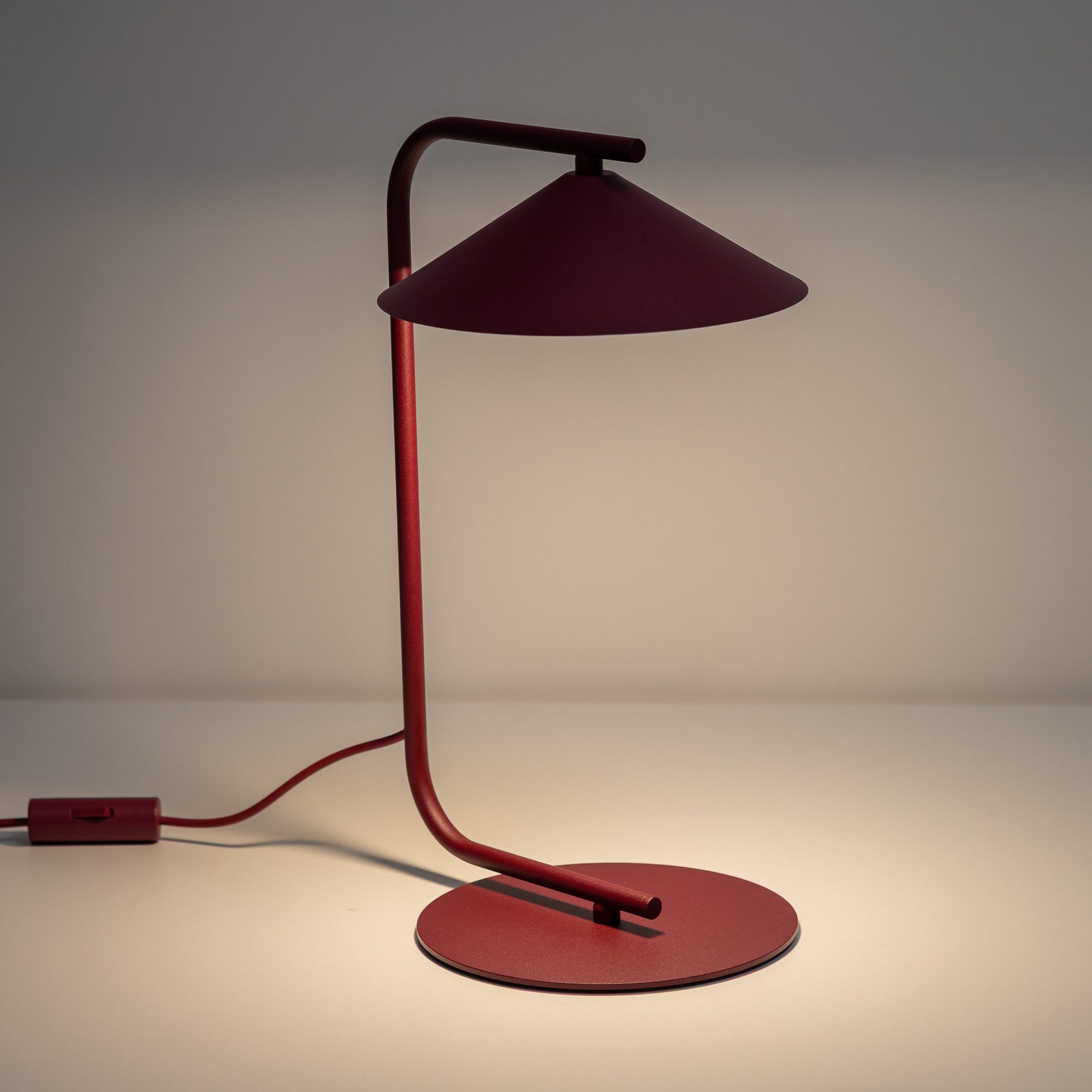 Bordowa lampka nocna Lume w aranżacji wnętrza