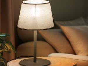 Miniaturka 3 - Lampka nocna Maja w kolorze piaskowego beżu w aranżacji wnętrza
