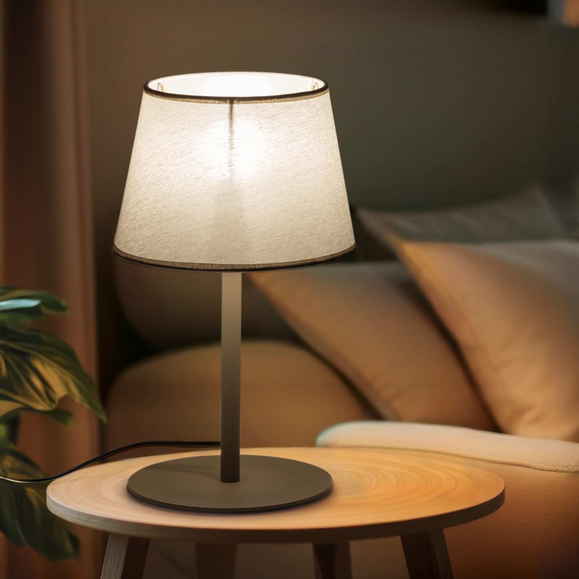 Lampka nocna Maja w kolorze piaskowego beżu w aranżacji wnętrza