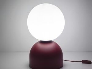 Miniaturka 1 - Lampka nocna Miki Big w bordowym kolorze w aranżacji wnętrza