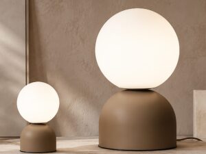 Miniaturka 7 - Lampka nocna Miki Big w piaskowobeżowym kolorze w aranżacji wnętrza