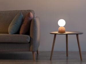 Miniaturka 17 - Lampka nocna Miki łososiowa z białym szklanym kloszem w aranżacji wnętrza